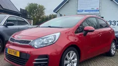 Rood (metallic) Gebruikt 2016 Kia Rio Hatchback | € 7.899 (Goede deal)