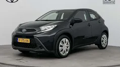 Zwart Gebruikt 2022 Toyota Aygo Play Hatchback | € 16.950 (Eerlijke prijs)