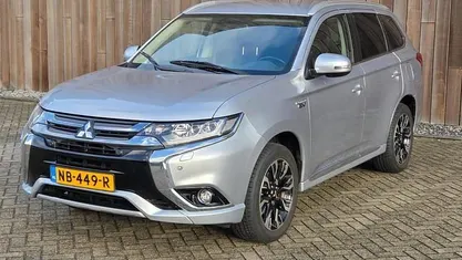 Grijs Gebruikt 2016 Mitsubishi Outlander SUV | € 13.400 (Eerlijke prijs)
