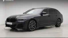 Grijs Gebruikt 2023 BMW 530e M Sport Stationwagen | € 48.895 (Eerlijke prijs)
