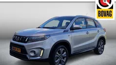 Grijs, metallic lak Gebruikt 2024 Suzuki Vitara SUV | € 25.450 (Eerlijke prijs)
