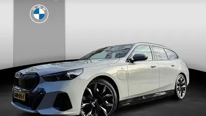 Grijs Gebruikt 2024 BMW 530e Performance Stationwagen | € 58.900 (Eerlijke prijs)