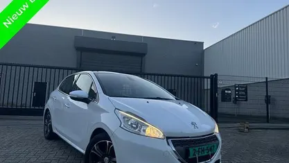 Wit Occasion 2013 Peugeot 208 Allure Hatchback | € 4.999 (Eerlijke prijs)