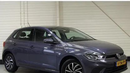 Grijs Gebruikt 2023 VW Polo Life Hatchback | € 23.945 (Eerlijke prijs)