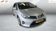Grijs, metallic lak Gebruikt 2014 Toyota Auris Hybrid Executive Hatchback | € 10.450 (Eerlijke prijs)