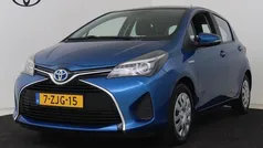 Blauw metallic Gebruikt 2015 Toyota Yaris Hatchback | € 11.950 (Eerlijke prijs)