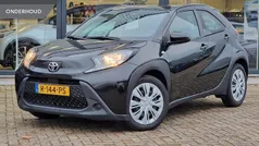 Zwart Gebruikt 2022 Toyota Aygo Play Hatchback | € 14.950 (Eerlijke prijs)