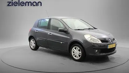 Grijs (metallic) Occasion 2008 Renault Clio II Dynamique Hatchback | € 2.645 (Eerlijke prijs)