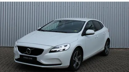 Wit Gebruikt 2016 Volvo V40 Momentum Hatchback | € 17.950 (Eerlijke prijs)