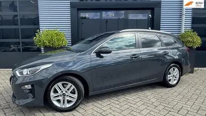 Grijs Gebruikt 2021 Kia Ceed Hatchback | € 17.895 (Eerlijke prijs)