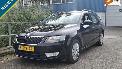 Zwart Gebruikt 2014 Skoda Octavia Ambition Stationwagen | € 6.999 (Eerlijke prijs)
