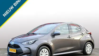 Grijs (metallic) Occasion 2021 Toyota Yaris Hybrid Active Hatchback | € 18.450 (Eerlijke prijs)
