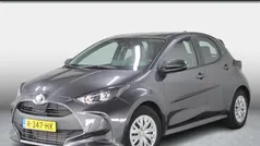 Grijs, metallic lak Gebruikt 2022 Toyota Yaris Hybrid Active Hatchback | € 22.450 (Eerlijke prijs)