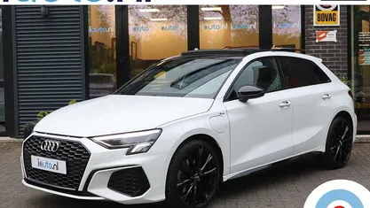 Wit Gebruikt 2022 Audi A3 Sportback e-tron S-Line Hatchback | € 33.745 (Eerlijke prijs)