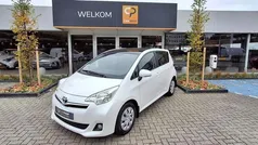 Wit (metallic) Gebruikt 2012 Toyota Verso-S Stationwagen | € 7.250 (Eerlijke prijs)
