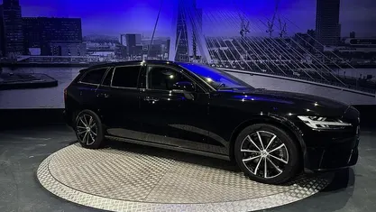 Zwart Occasion 2022 Volvo V60 Plus Stationwagen | € 36.495 (Eerlijke prijs)