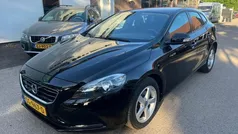 Zwart Gebruikt 2015 Volvo V40 Momentum Stationwagen | € 12.995 (Eerlijke prijs)