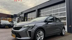 Grijs Gebruikt 2025 Renault Clio V Evolution Hatchback | € 19.985 (Eerlijke prijs)