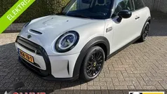 Wit, metallic lak Gebruikt 2021 Mini Cooper SE Classic Hatchback | € 18.445 (Eerlijke prijs)