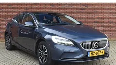 Blauw Gebruikt 2017 Volvo V40 Hatchback | € 14.800 (Eerlijke prijs)