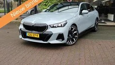Grijs Gebruikt 2024 BMW 550e M Sport Sedan | € 79.750 (Eerlijke prijs)