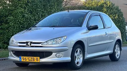 Grijs Occasion 2008 Peugeot 206 Hatchback | € 2.250 (Eerlijke prijs)