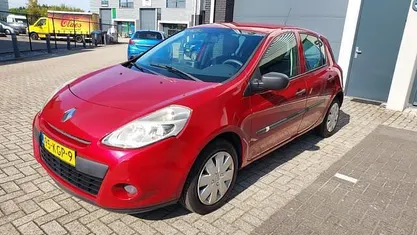 Rood Gebruikt 2009 Renault Clio II Hatchback | € 1.950 (Eerlijke prijs)