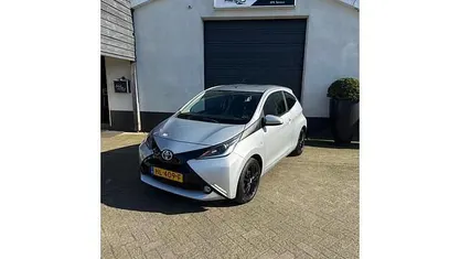 Grijs Gebruikt 2016 Toyota Aygo X-play Hatchback | € 7.749 (Eerlijke prijs)