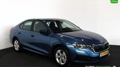 Blauw, metallic lak Gebruikt 2020 Skoda Octavia Ambition Hatchback | € 21.950 (Eerlijke prijs)