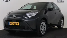Zwart Gebruikt 2025 Toyota Aygo Play Hatchback | € 22.750 (Eerlijke prijs)