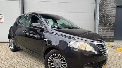 Blauw Gebruikt 2014 Lancia Ypsilon Silver Hatchback | € 4.700 (Eerlijke prijs)