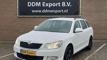 Wit Occasion 2012 Skoda Octavia Ambition Stationwagen | € 3.900 (Eerlijke prijs)