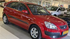 Rood (metallic) Gebruikt 2009 Kia Rio Hatchback | € 2.944 (Eerlijke prijs)