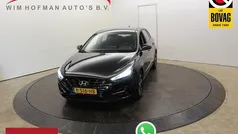 Zwart Occasion 2022 Hyundai i30 Hatchback | € 16.740 (Eerlijke prijs)