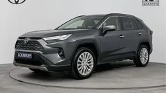 Grijs, metallic lak Gebruikt 2023 Toyota RAV4 Executive SUV | € 46.950 (Eerlijke prijs)