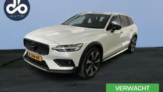 Wit Gebruikt 2021 Volvo V60 CC Pro Stationwagen | € 29.934 (Goede deal)