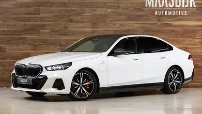 Gebruikt 2024 BMW 550e M Sport Sedan | € 71.740 (Goede deal)