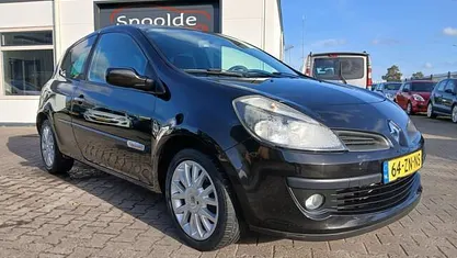 Zwart (metallic) Gebruikt 2008 Renault Clio II Hatchback | € 1.699 (Eerlijke prijs)