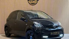 Zwart, metallic lak Gebruikt 2012 Toyota Aygo Edition Hatchback | € 6.440 (Eerlijke prijs)