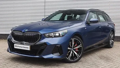 Blauw Gebruikt 2025 BMW 550e M Sport Stationwagen | € 89.750 (Goede deal)