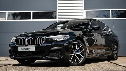 Zwart Gebruikt 2021 BMW 545e Executive Sedan | € 44.999 (Eerlijke prijs)