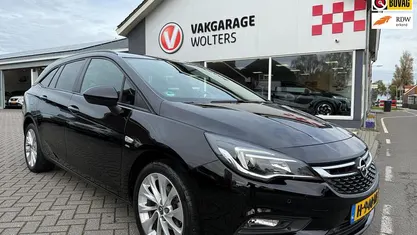 Zwart (metallic) Gebruikt 2019 Opel Astra Edition Stationwagen | € 13.950 (Eerlijke prijs)