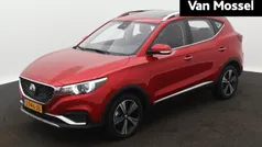 Rood, metallic lak Gebruikt 2020 MG ZS Luxury Sedan | € 15.495 (Eerlijke prijs)