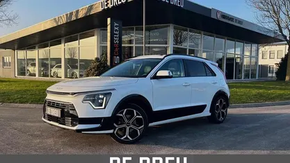 Wit (metallic) Occasion 2024 Kia Niro SUV | € 29.995 (Eerlijke prijs)