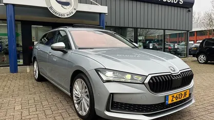 Grijs Occasion 2024 Skoda Superb First Edition Stationwagen | € 37.745 (Eerlijke prijs)