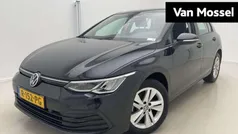 Zwart Gebruikt 2022 VW Golf VIII Life Hatchback | € 21.900 (Eerlijke prijs)