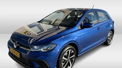Blauw (metallic) Gebruikt 2023 VW Polo Life Hatchback | € 17.950 (Eerlijke prijs)