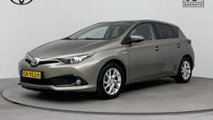 Bruin Gebruikt 2015 Toyota Auris Hybrid Hatchback | € 13.445 (Eerlijke prijs)