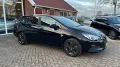 Zwart, metallic lak Gebruikt 2019 Opel Astra Edition Stationwagen | € 14.995 (Eerlijke prijs)