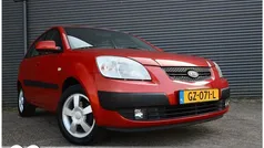 Rood Gebruikt 2005 Kia Rio Hatchback | € 3.450 (Eerlijke prijs)